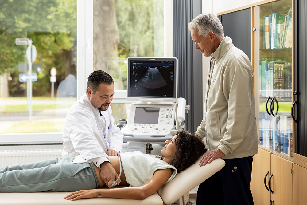 Arzt macht eine Ultraschalluntersuchung an einer Patienten